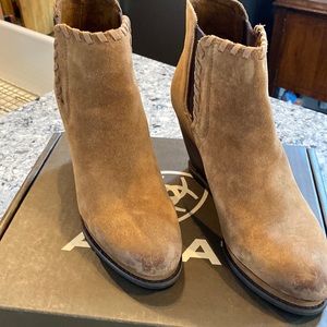 EUC Ariat - Belle bootie in Soho Sand. 9M EU40